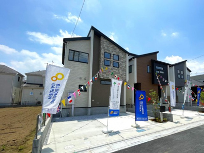 【駐車場】 | Blooming garden久喜市栗原４丁目3号棟 | 駐車スペースはゆとりのある2台分確保されています。
車の運転が不安な方もゆっくり入出庫できるので安心です。