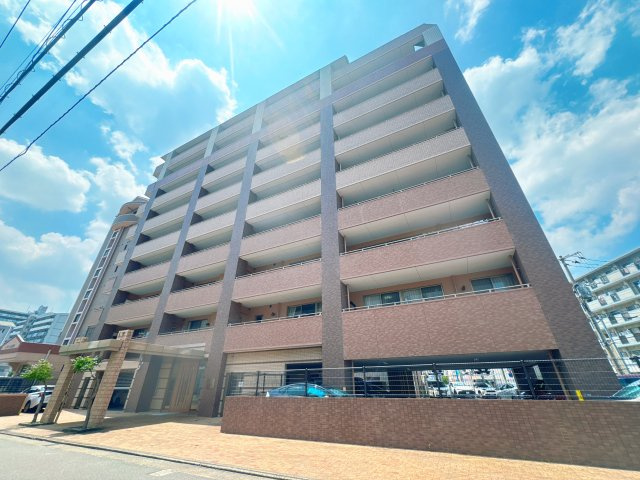 【外観】 | ヒューマインド博多駅東ネクスタイル☆仲介手数料無料☆ | 青空に映えるスタイリッシュな外観デザイン。博多エリアの利便性を享受する、洗練された佇まいのマンションです。