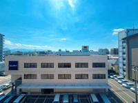 【展望】 | ヒューマインド博多駅東ネクスタイル☆仲介手数料無料☆ | 眼下に広がる街並みと、視界いっぱいに広がる開けた空。南東向きならではの明るさに加え、遠くには山々も望める気持ちのいい眺望です。