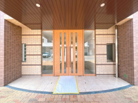 【エントランス】 | ヒューマインド博多駅東ネクスタイル☆仲介手数料無料☆ | 学校や2拠点のスーパー、コンビニなど、日々の暮らしに欠かせない施設がすべて徒歩10分圏内に揃う充実のロケーション。博多エリアの利便性を身近に享受できる、魅力あふれる住環境です。