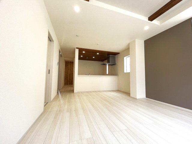 【居間・リビング】 | Blooming garden久喜市栗原４丁目2号棟 | 一日の中で多くの時間を過すことになるリビングダイニングだからこそ、いつも穏やかな空間であることが必然。爽やかな通風と採光を存分に感じる事が出来る空間です。