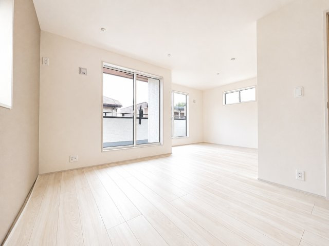【寝室】 | Blooming garden久喜市栗原４丁目2号棟 | 主寝室は大型ベッドもラクラク設置できます♪ゆとりある動線も確保でき、ゆったりとお寛ぎいただけます♪