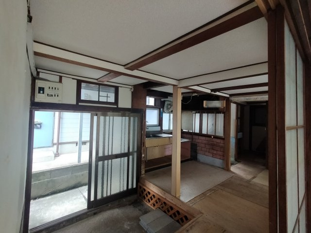 神島町戸建の玄関