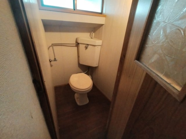 神島町戸建のトイレ
