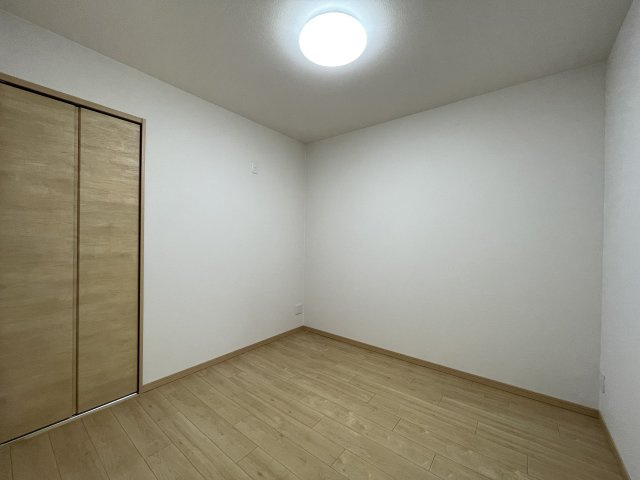 MAC倉敷神田コートの洋室|すっきりとした印象のサービスルームです。窓付きで圧迫感が少なく、収納スペースとしてもお部屋としても使いやすそうです。