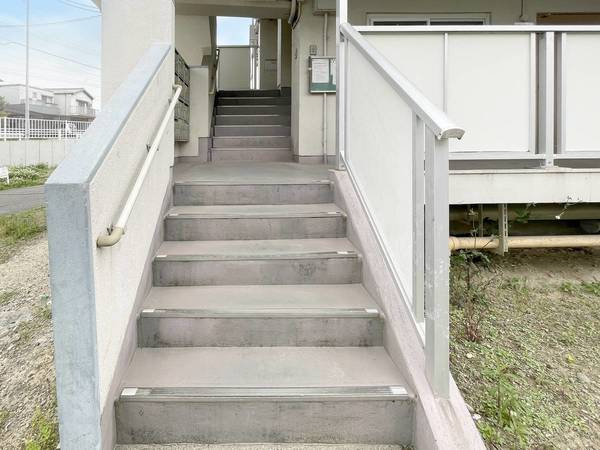 ビレッジハウス長草3号棟のエントランス|エントランスです