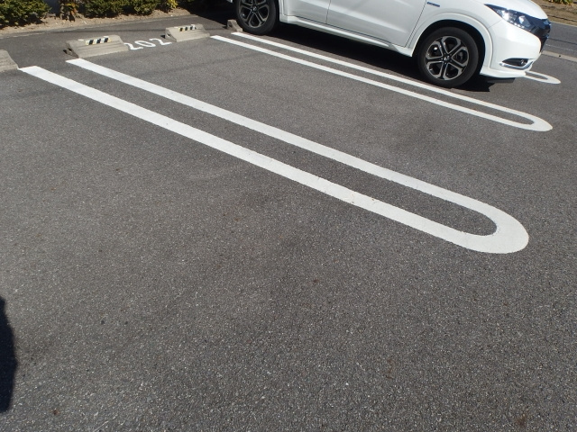 メゾンサンパティークの駐車場