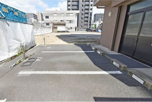 グランシャリオ名駅南の駐車場