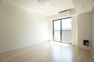 【洋室】 | メゾンドール | ※同物件、反転タイプの写真になります（写真は中部屋です）。