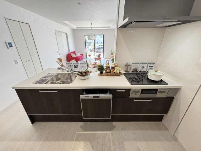 Terrechez緑区徳重2期｜名古屋市の戸建ならホームアップのキッチン|【売主施工例】リビングで遊ぶお子様の様子を見守りながら、安心してお料理。家族との会話も弾む、幸せなキッチン時間です。