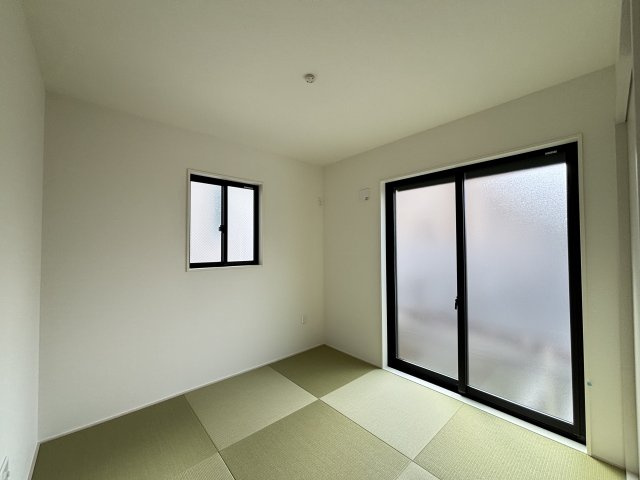Terrechez緑区徳重2期｜名古屋市の戸建ならホームアップの和室|引き戸を開ければリビングと繋がる大空間に。ゴロゴロとくつろいだり、急な来客時のゲストルームとしても活躍します。