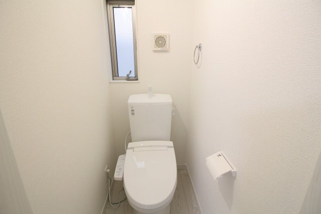 Terrechez緑区徳重2期｜名古屋市の戸建ならホームアップのトイレ|【売主施工例】2か所にトイレを完備。混み合う朝や来客時も安心の設計！