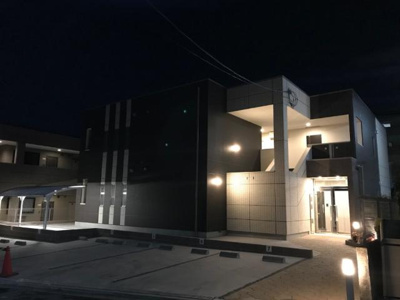 【エントランス】 | コンフォールヴィラⅢ | 外観写真（夜）