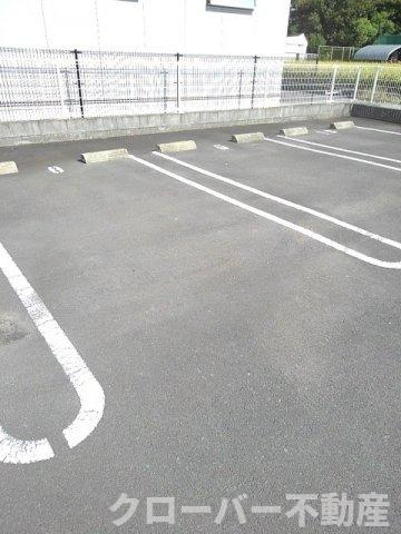 カーサ・フィオーレＥの駐車場