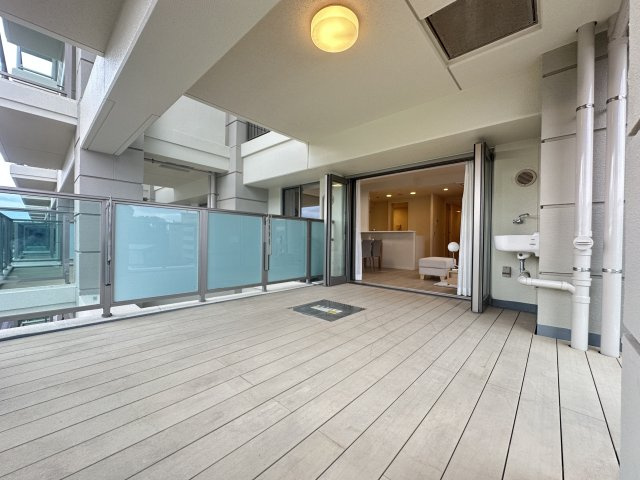 ルネサンス戸塚テラスの居間・リビング|10帖のオープンエアリビングは、お家キャンプや、屋外でのランチ、読書や、日光浴、観葉植物の育成に。