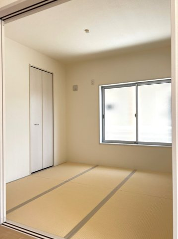 【新築戸建】　いわき市平城東1丁目第1　全15棟　長期優良住宅の和室|同社施工写真　リビングからの続き和室は座卓テーブルを置いてセカンドリビングとして使ったり、畳ならではの肌触りで横になって休んだりと、自由に活用できます。また小さなお子様の遊び場としても安心