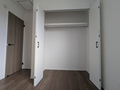 【収納】 | 若葉台２丁目　新築戸建 | こちらにも大きなクローゼットがあります。