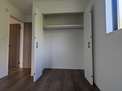 【収納】 | 若葉台２丁目　新築戸建 | 大きなクローゼットがあるのでお部屋が広くお使いいただけます。
