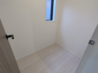 【設備】 | 若葉台２丁目　新築戸建 | サービスルームがあるので多用途にお使いいただけます。