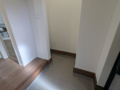 【玄関】 | 若葉台２丁目　新築戸建 | シューズインクロークもあるのでキャリーケースなど収納可能です。