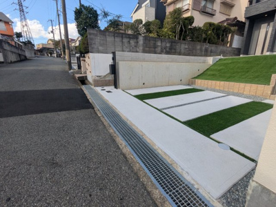 【前面道路含む現地写真】 | 若葉台２丁目　新築戸建 | 前面道路が広いので駐車も楽々です。