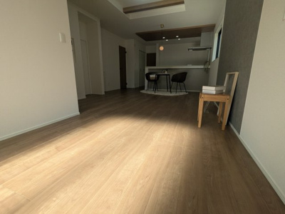 【居間・リビング】 | 若葉台２丁目　新築戸建 | やわらかいお色味のフローリングです。