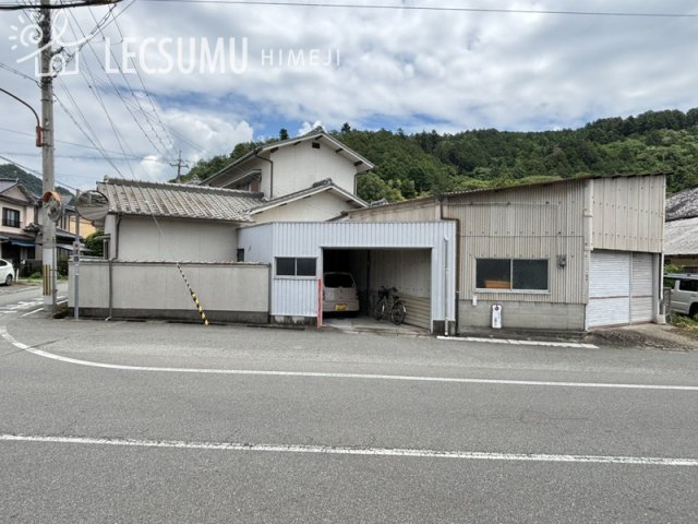 姫路市夢前町前之庄/中古戸建の前面道路含む現地写真