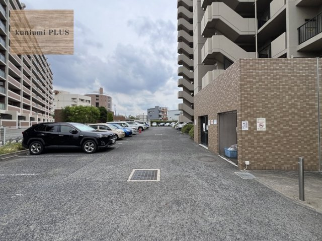 ルモングレース森之宮の駐車場