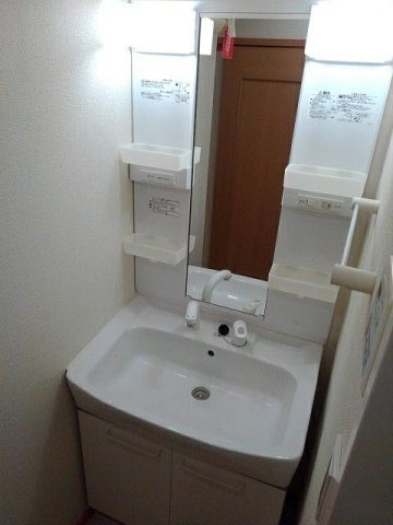 ヴィラス新栄の洗面所|明るい洗面所です