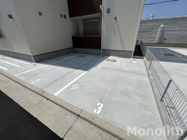 ジーメゾン上野町の駐車場