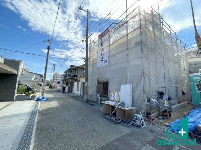 ■寝屋川市本町　第2期　新築一戸建ての前面道路含む現地写真|周辺は落ち着いた街並みの住宅地！子育てがしやすい住環境です！まだ未完成ですが、現地でしかわからない事もございます。是非一度ご覧ください。
