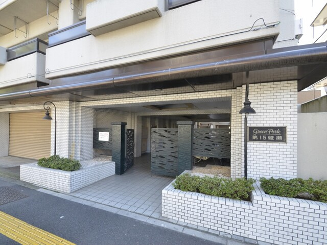 グリーンパーク第１５綾瀬のエントランス|「北綾瀬」駅徒歩９分！スーパーやコンビニ近く買物便利な新耐震基準適合マンション、グリーンパーク第１５綾瀬は即日現地案内可能となっておりますので、お気軽にお問い合わせください！