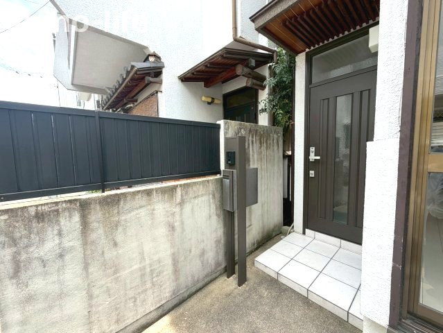 武庫之荘５丁目貸家のエントランス