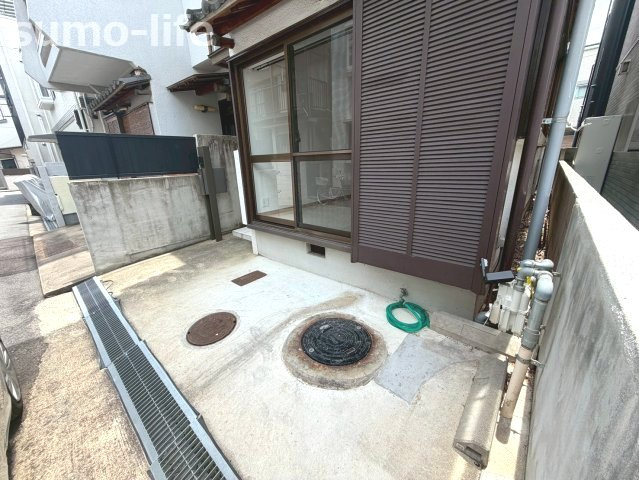 武庫之荘５丁目貸家の駐車場