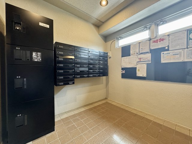 グラン・ドムール南栄のその他共用部分|共用部分には集合ポストと宅配ボックスが備わっておりますのでお留守の時でも荷物を保管して置けるのは便利ですね。