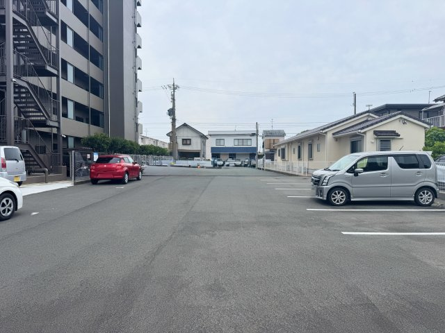 グラン・ドムール南栄の駐車場|平面駐車場を完備しており入出庫しやすい広さとなっております。