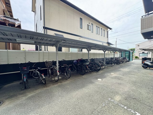 グラン・ドムール南栄の駐輪場|屋根が付いた駐輪場は広く雨や風を防いでくれます。