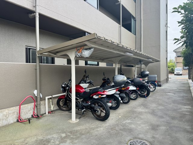 グラン・ドムール南栄のその他|バイク置き場も完備されております。