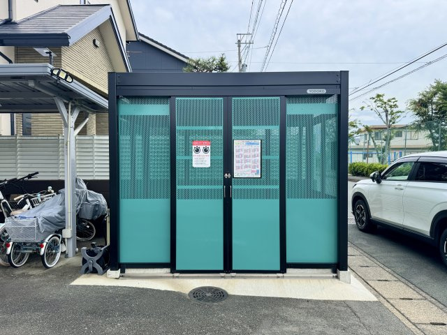 グラン・ドムール南栄のその他共用部分|駐輪場の隣にはゴミ置き場もあり便利ですよね♪