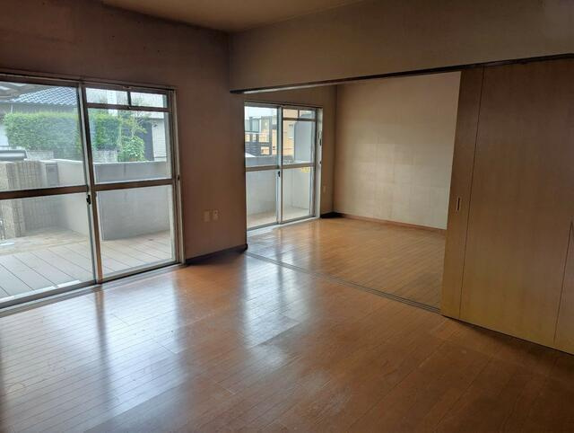 豊橋市東岩田３丁目の中古マンションの居間・リビング| 広々としたLDKは、自分好みのインテリアをレイアウトする楽しみが増えます。

