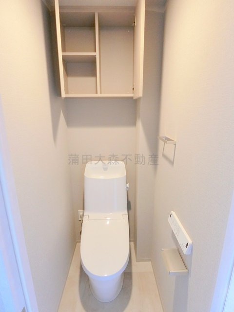 プラウドフラット西蒲田のトイレ|棚収納と温水洗浄便座付きのトイレ
