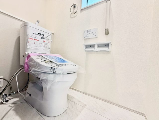 杉並区久我山5丁目　新築戸建　残1棟のトイレ|トイレには快適なウォシュレット付き！

現地ご見学希望・資料請求などお気軽にお問い合わせ下さい！
03-5990-5201