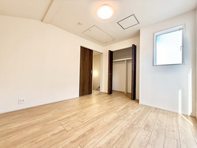 杉並区久我山5丁目　新築戸建　残1棟の洋室|各部屋に窓を設置！明るい日差しが降り注ぐ心地よい室内は、日々の暮らしに安らぎを与えてくれます。

現地ご見学希望・資料請求などお気軽にお問い合わせ下さい！
03-5990-5201