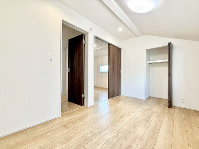 杉並区久我山5丁目　新築戸建　残1棟の洋室|白を基調としたお部屋は光を反射するため、お部屋が明るく美しく見えますね！

現地ご見学希望・資料請求などお気軽にお問い合わせ下さい！
03-5990-5201