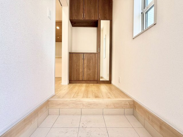杉並区久我山5丁目　新築戸建　残1棟の玄関|玄関横にはシューズボックスがついているため、片付いた玄関がキープできます！

現地ご見学希望・資料請求などお気軽にお問い合わせ下さい！
03-5990-5201