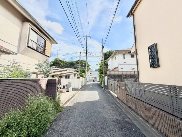 杉並区久我山5丁目　新築戸建　残1棟の前面道路含む現地写真|現地は、第一種低層住居専用地域ならではの静かで落ち着いた住環境！

現地ご見学希望・資料請求などお気軽にお問い合わせ下さい！
03-5990-5201