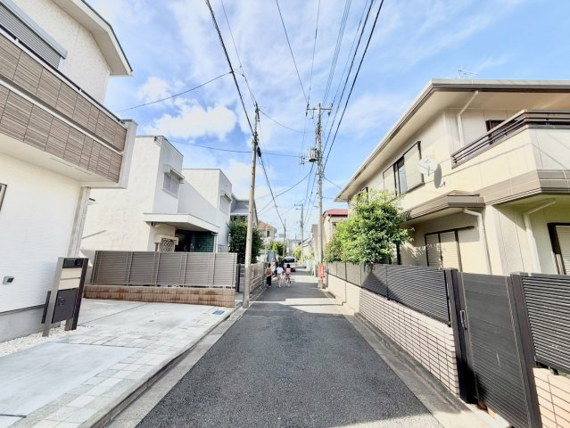 杉並区久我山5丁目　新築戸建　残1棟の前面道路含む現地写真|第一種低層住居専用地域のため、高い建物がなく圧迫感がありません。

現地ご見学希望・資料請求などお気軽にお問い合わせ下さい！
03-5990-5201