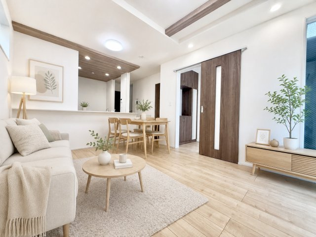 杉並区久我山5丁目　新築戸建　残1棟の居間・リビング|広々としたLDKは床暖房を完備！家族の憩いの空間になりますね。（家具は全てCGです）

現地ご見学希望・資料請求などお気軽にお問い合わせ下さい！
03-5990-5201