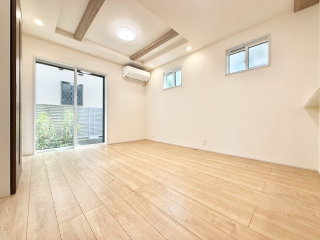 杉並区久我山5丁目　新築戸建　残1棟の居間・リビング|リビング上部の折り上げ天井は、上質さと解放感を演出。

現地ご見学希望・資料請求などお気軽にお問い合わせ下さい！
03-5990-5201