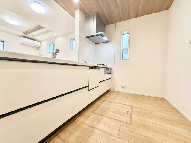 杉並区久我山5丁目　新築戸建　残1棟のキッチン|家族とコミュニケーションの取りやすい間取りです。キッチン横には小窓がついているので料理中の匂いもこもりません！

現地ご見学希望・資料請求などお気軽にお問い合わせ下さい！
03-5990-5201